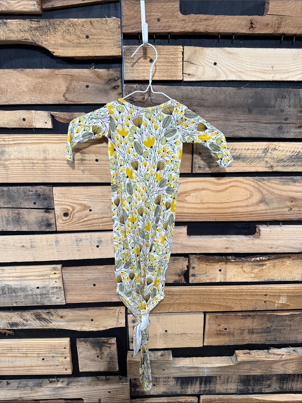 Bunny Knots Velveteen Baby 0/3 knotted gown in a yellow dandelion floral print - Picture 4 of 7
